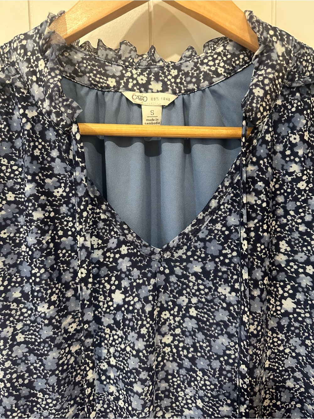 Cato Women’s Blue Floral Blouse Size Small Ruffle Collar Lined Long Sleeve Top - Picture 3 of 11